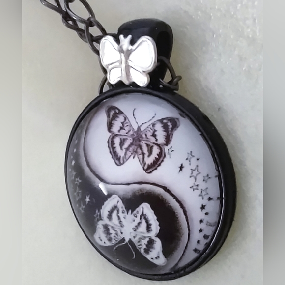 Yin Yang Modified Butterfly Cabochon - Picture 5 of 10